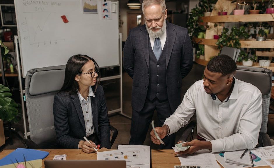 Which board meeting minutes requirements each board memeber should be aware of